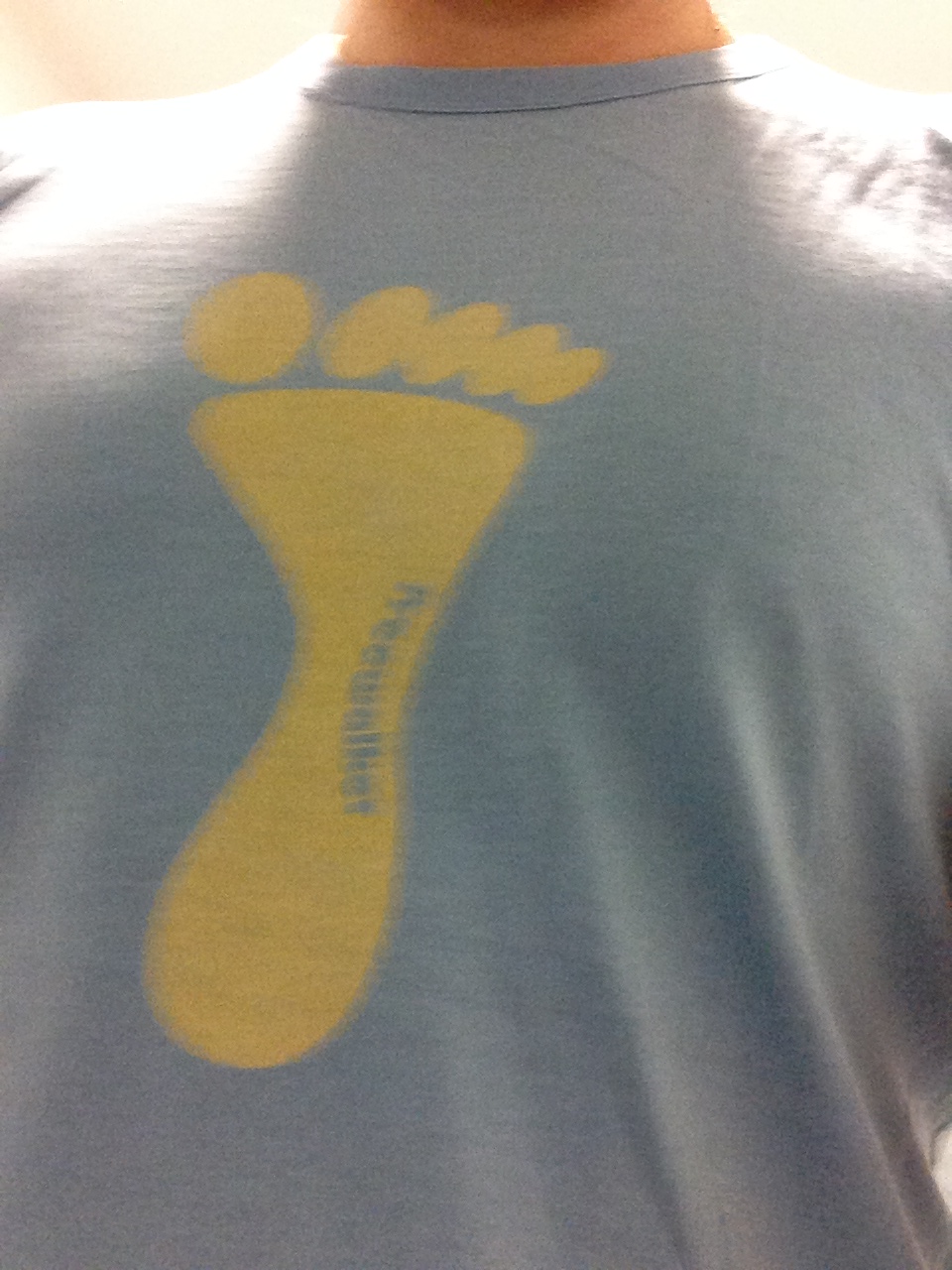 Camiseta azul con un pie amarillo en medio perteneciente a Andrés Toledo